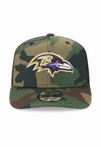 Camo-musterte Baseballmütze in Grün, Braun und Schwarz, mit einem gestickten lila und gelben Baltimore Ravens-Logo auf der Vorderseite.