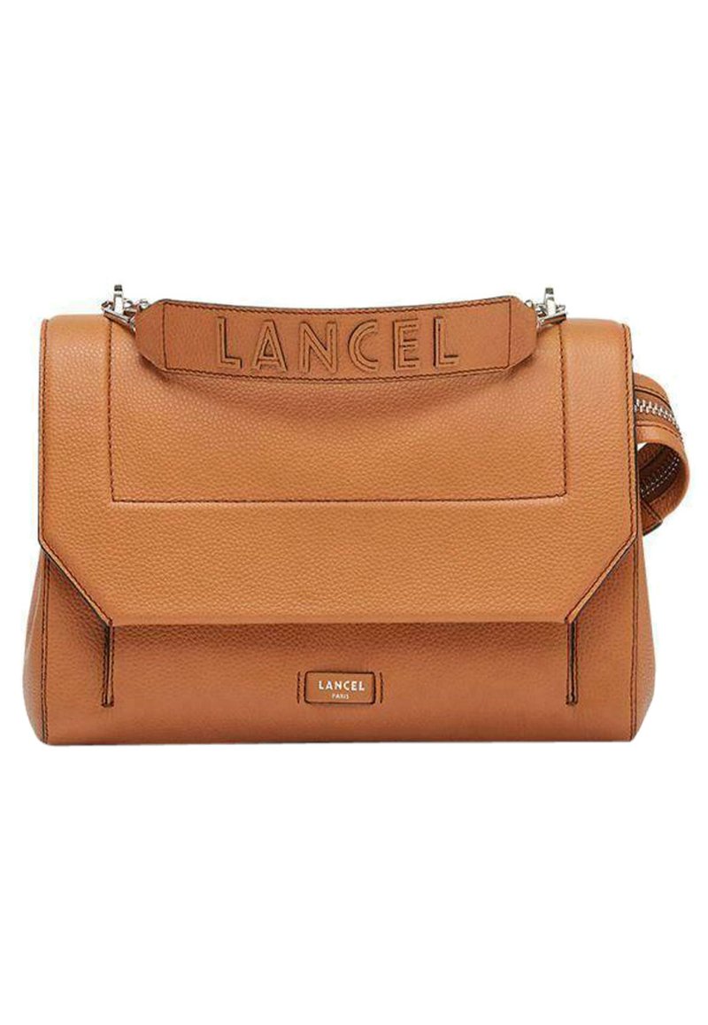 Sac à main en cuir marron avec une finition texturée, portant le logo "Lancel" embossé sur la bandoulière, une fermeture éclair en argent, et un design structuré.