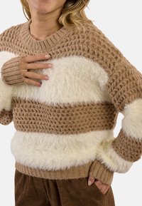 Maglione a righe marroni e crema realizzato in maglia testurizzata e tessuto morbido, con maniche lunghe e scollatura e polsini a costine.