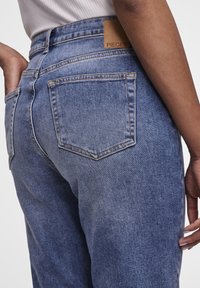 Pieces PCLEAH MOM - Laisvo kirpimo džinsai - medium blue denim