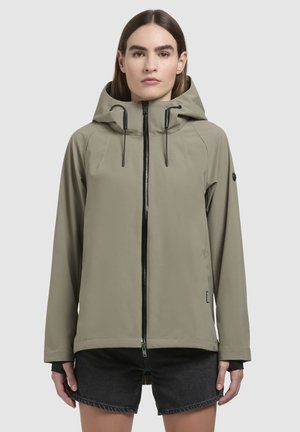 Veste imperméable vert clair avec une capuche à cordon, fermeture éclair sur le devant et accents noirs. Présente des manches longues et une coupe décontractée.