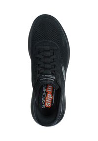 Le scarpe Slip-In nere della Skechers presentano una tomaia in rete, un design senza lacci e una soletta imbottita. Marchio notevole sulla linguetta in rosso e nero.