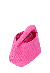 Woven różowa torebka o zaokrąglonym kształcie, charakteryzująca się teksturowaną powierzchnią i małym zapięciem na górze.