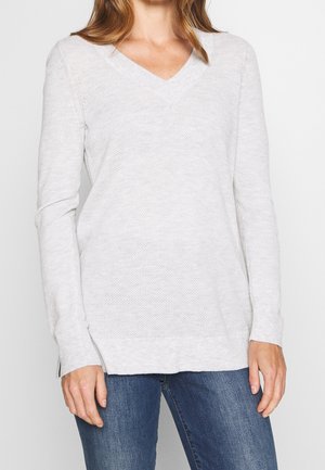 Hellgrauer, langärmliger Pullover mit V-Ausschnitt, strukturiertem Strickmuster, seitlichen Schlitzen am Saum und lockerer Passform.