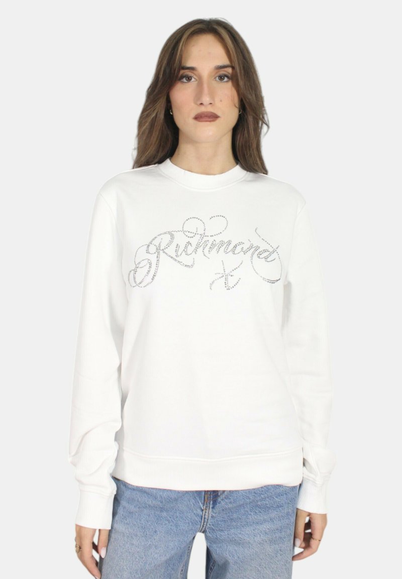 Felpa bianca in cotone, dotata di un luccicante logo in strass "Richmond". Vestibilità comoda con polsini e orlo a costine. Abbinata a jeans azzurri chiari.