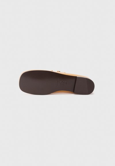 Suola di scarpa in pelle marrone con superficie liscia. Presenta una forma arrotondata e un leggero tacco. Logo del marchio impresso sulla suola.