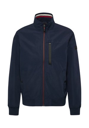 Marineblaue Jacke mit vorderem Reißverschluss, reißverschlusstasche auf der Brust, Seitentaschen mit Druckknöpfen, gerippte Bündchen und Kragen mit rot-weißem Streifendetail.