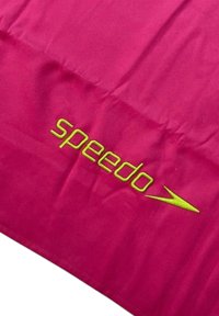 Tessuto rosa brillante con una superficie liscia, caratterizzato dal logo "speedo" in giallo neon e da una freccia verde, ben visibile su un lato.