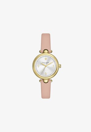 Reloj redondo con caja dorada, esfera blanca y marcadores de hora dorados; presenta una correa de cuero rosa y un logotipo en la parte superior.