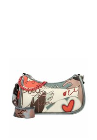 Farbenfrohe Schultertasche aus Leder, mit einer Mischung aus roten, beigen und blauen Mustern, verziert mit einer Metallkette und einem verstellbaren Tragegurt.