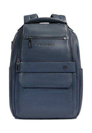 Sac à dos en cuir bleu marine avec plusieurs compartiments zippés, bretelles rembourrées et logo Piquadro sur le panneau avant.