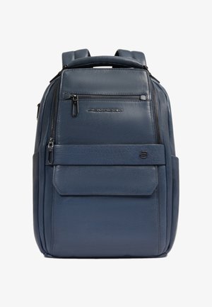 Marineblauer Leder-Rucksack mit mehreren Reißverschlussfächern, gepolsterten Trägern und Piquadro-Logo auf der Vorderseite.
