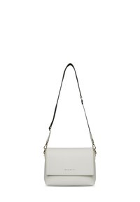 Borsa a tracolla in pelle grigia chiara con design a patta, tracolla nera regolabile e dettagli in metallo dorato. Branding minimalista sul davanti.