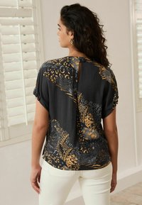 Next GATHERED SHORT SLEEVE TEXTURED BOXY REGULAR FIT - Nyomott mintás póló - black animal print