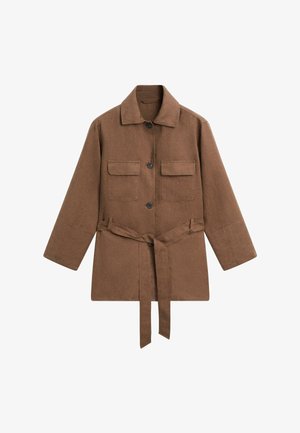 Brązowa długa kurtka na guziki z dwiema kieszeniami na piersi i materiałowym paskiem zawiązanym na talii, prezentowana na białym tle.