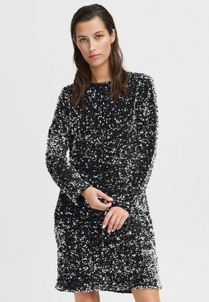 Crna haljina s sequins s dugim rukavima, okruglim izrezom i teksturiranom površinom koja sadrži više sjajnih ukrasa, tijesnog kroja.