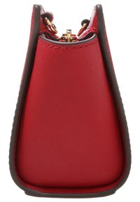 Czerwona torebka o trójkątnym, usztywnionym kształcie, wykonana z teksturowanego materiału, z złotymi elementami dekoracyjnymi i ciemną lamówką wzdłuż krawędzi.