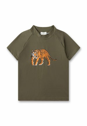 Maglietta a maniche corte verde oliva con una grande grafica di una tigre arancione sul davanti. Texture liscia, vestibilità moderna e design con colletto alto.