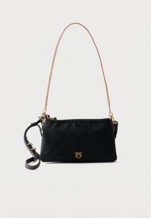 Svart rektangulær håndveske med gullfarget kjedestropp, ekstra justerbar svart lærstropp og liten gullfarget logo foran.