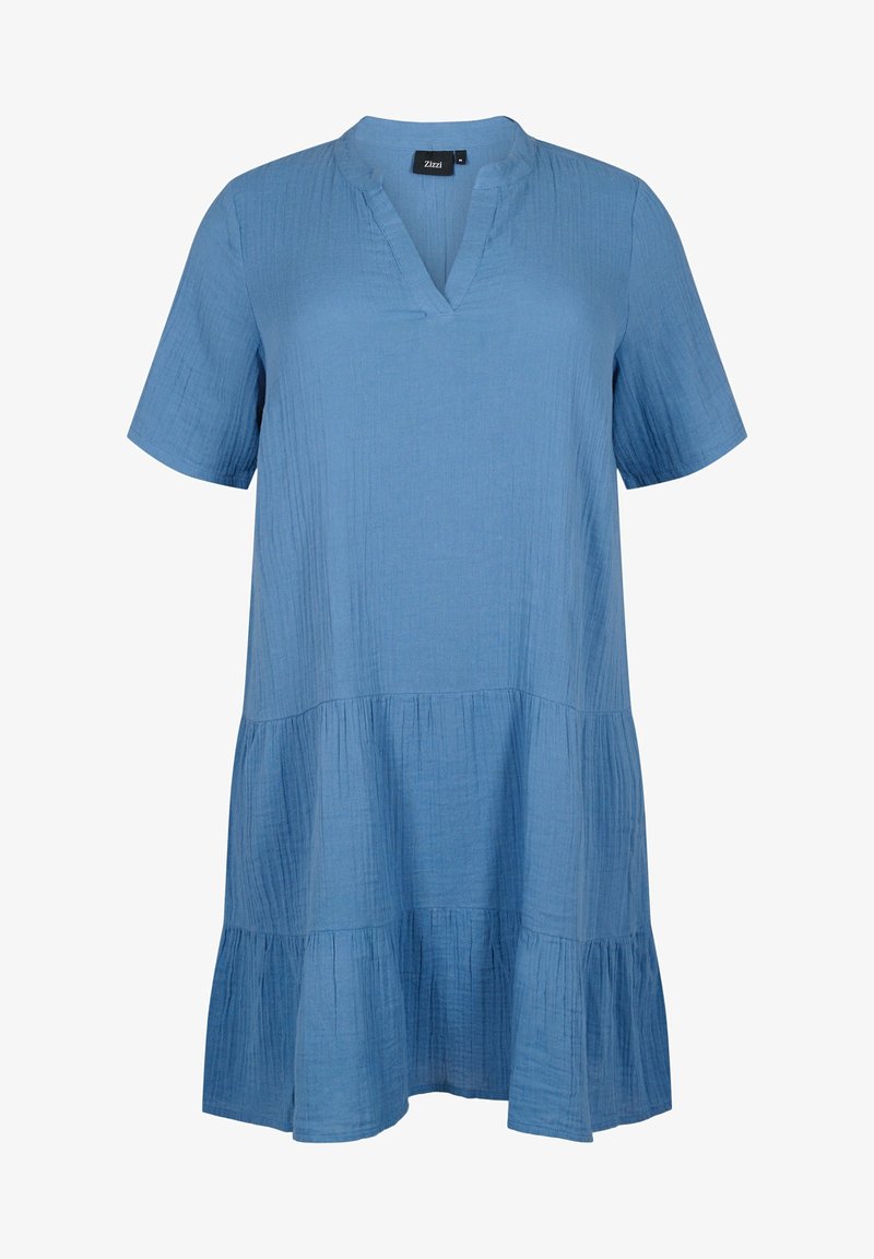 Robe bleue ample à manches courtes avec tissu texturé, encolure en V et ourlet à volants superposés.