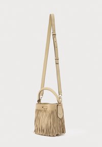 Μπεζ τσάντα τύπου κάδος από απαλό σουέντ με μακριές φούντες, δομημένη χειρολαβή στην κορυφή και ρυθμιζόμενο ιμάντα ώμου. Διακοσμητικά στοιχεία σε χρυσό χρώμα.