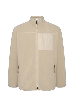 Beige fleecejack met volledige ritssluiting aan de voorkant, hoge kraag, ritssluiting in de zijzakken en een rechthoekige stoffen borstzak aan de linkerkant.