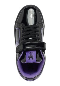 Melnas lakotas ādas sporta kurpes ar purpursarkanu akcentu. Iespējas ietver auklu pievilkšanas dizainu, Velcro siksnu un pamatotu purpursarkanu iekšējo oderi.