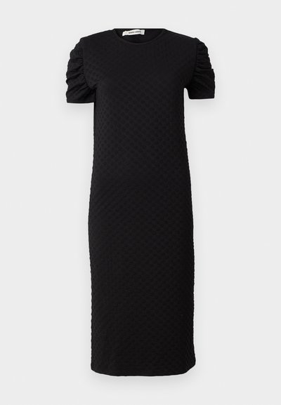 Vestido preto feito de tecido texturizado com mangas curtas bufantes, decote redondo e uma silhueta midi reta. Sem fechos visíveis.