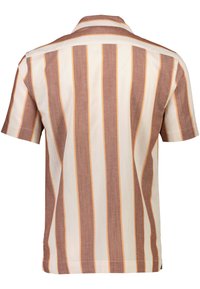Camisa de manga corta en tejido ligero que presenta rayas verticales en marrón, crema y naranja. Cuello clásico y diseño de dobladillo recto.