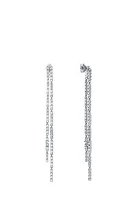 Pendientes de cadena de plata con dos hebras colgantes que llevan incrustadas piedras preciosas transparentes, mostrando longitudes variadas y una textura delicada.