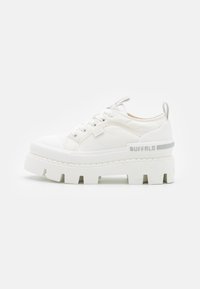Białe, masywne sneakersy z teksturowanej kanwy, związywane z przodu i grubą gumową podeszwą. Posiadają logo "BUFFALO" po boku.