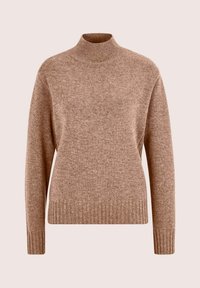 Brauner Strickpullover mit langen Ärmeln, einem gerippten, hohen Kragen sowie gerippten Bündchen und Saum auf einem hellen Hintergrund.