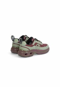 Sport schoenen in lichtgroen en bordeaux, met een gestructureerde bovenkant, ronde zolen, en een logodetail. Kenmerken zwarte accenten en veters.