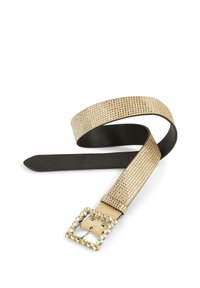 Cinturón color dorado con superficie texturizada, adornado con rhinestones, que presenta una hebilla cuadrada decorada con un borde de piedras transparentes.