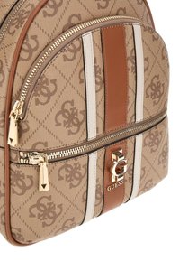 Zaino a pois marrone con logo, dotato di cerniera dorata e strisce verticali in marrone chiaro e crema. Accentuato da hardware dorato.
