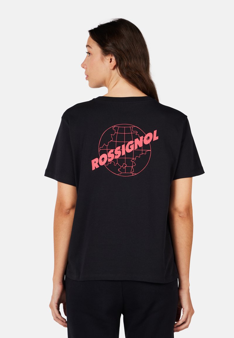 Černé bavlněné tričko s velkým růžovým grafickým globusem a nápisem "ROSSIGNOL" v tučných písmenech na zadní straně. Krátké rukávy, volný střih.