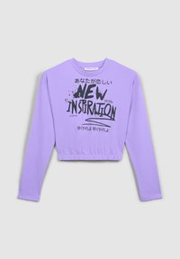 Fioletowa krótka bluza z długim rękawem z czarnym tekstem z plamistymi akcentami, z napisem „NOWA INSPIRACJA” w różnych stylach.