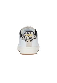 Weißer Sneaker mit einer gemusterten Tierdruck-Ferse, schwarzen Akzenten und einem goldenen Logo. verfügt über eine strukturierte Gummisohle und einen gepolsterten Schaft.