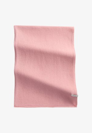 Roze gebreide sjaal met een zachte textuur en een gladde afwerking. Heeft een subtiel geribbeld patroon en een klein merklipje aan de rand.