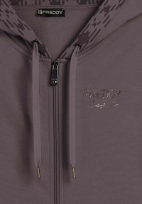 Felpa con cappuccio viola con zip, realizzata in tessuto liscio, con coulisse con punte dorate e logo metallico con strass sul petto.