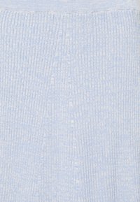 Tecido ribado azul claro, com riscas verticais e uma textura suave. O design é simples, sem padrões ou acentos visíveis.