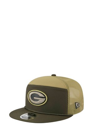 Olivgrüner und beige Cap mit Netzrücken, mit einem gestickten Logo auf der Vorderseite und einem flachen Schirm. Verstellbarer Riemenverschluss hinten.