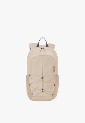 Beiger Jack Wolfskin Rucksack mit vorderem elastischem Kordelzug, Seitentaschen und gepolsterten Schultergurten, auf weißem Hintergrund aufrecht stehend.