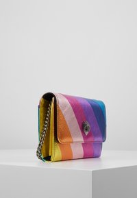 Multikleuren leren handtas met horizontale strepen in roze, paars, oranje en blauw; beschikt over een zilveren kettingriem en een knoopsluiting.