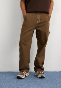 Dickies STEVENSVILLE  - Dailidės stiliaus džinsai - mushroom