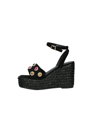 Sandali con zeppa nera e suola in corda testurizzata, dotati di tomaia in suede e accenti di gemme colorate sulla fascia. Fibbia alla caviglia regolabile.