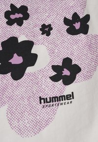 Lila gepunktete abstrakte Form mit fünf schwarzen Blumen mit lila Zentren und schwarzem Schriftzug "hummel SPORTSWEAR" auf weißem Stoffhintergrund.