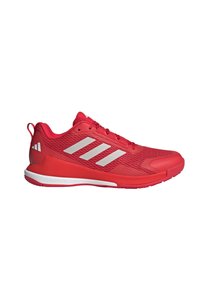 Baskets de sport rouges en tissu en maille respirant avec une semelle en caoutchouc solide. Présentent trois rayures blanches et un design texturé sur les côtés.