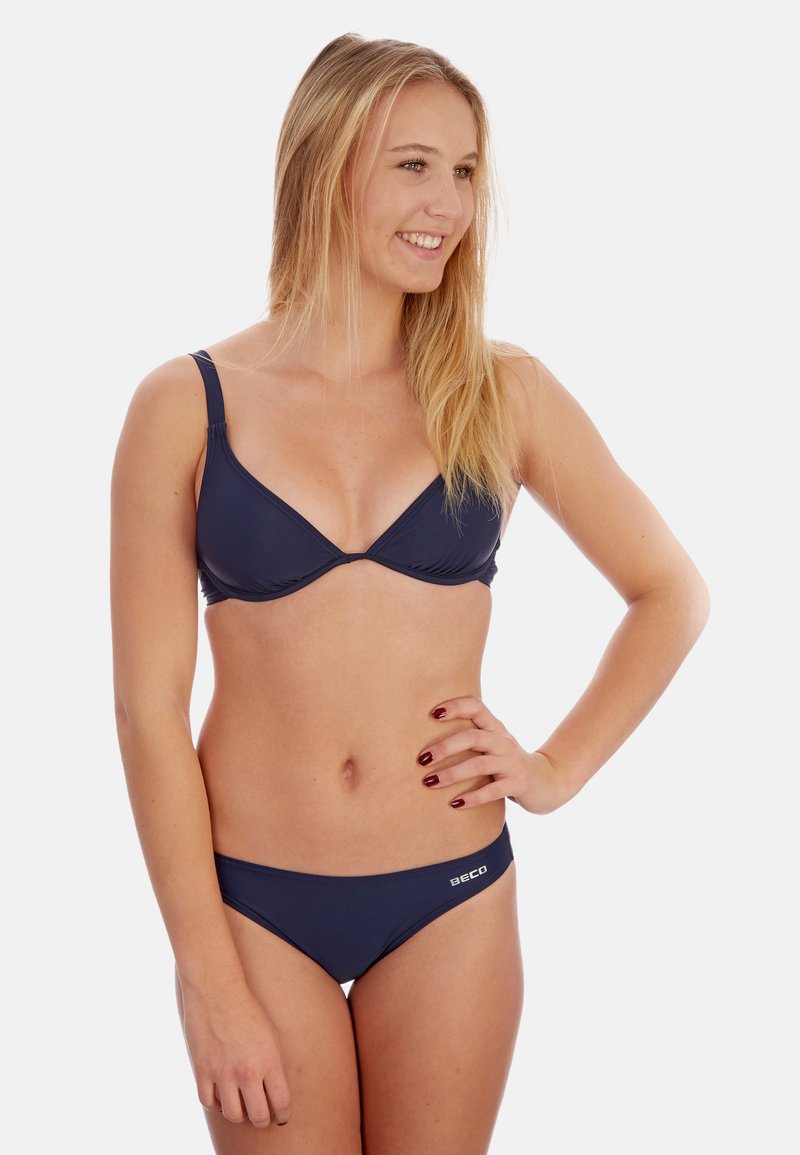 Navyblaues Bikini-Set mit einem dreieckigen Oberteil mit dünnen Trägern und einem passenden tief sitzenden Unterteil, gefertigt aus glattem, dehnbarem Stoff.