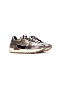 Zapatillas metálicas en plata y negro con acentos texturizados, materiales contrastantes, diseño con cordones y una suela de goma duradera.